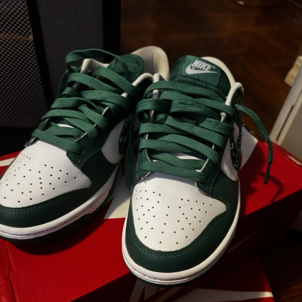 Never been worn Nike Forest Green!!!